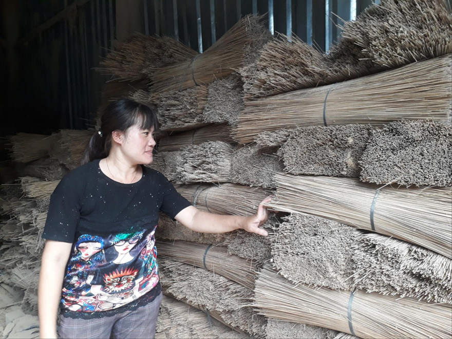 Chị Nguyễn Thị Quyên bên nhà xưởng tạm ngừng hoạt động 