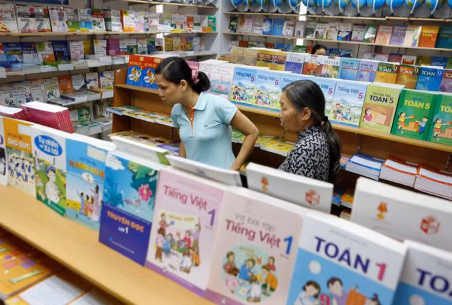 Phụ huynh băn khoăn về SGK mới Ảnh: hồng vĩnh