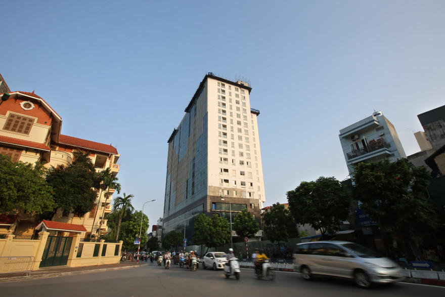 Tòa nhà 8B Lê Trực tồn tại như một "biểu tượng" của vi phạm trật tự xây dựng Ảnh: Mạnh Thắng