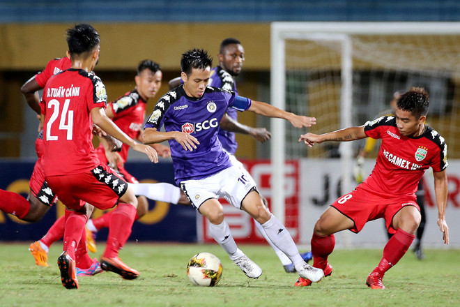 Những cuộc đối đầu giữa Hà Nội (áo tím) và B.Bình Dương (áo đỏ) luôn hấp dẫn. Ảnh: VSI 