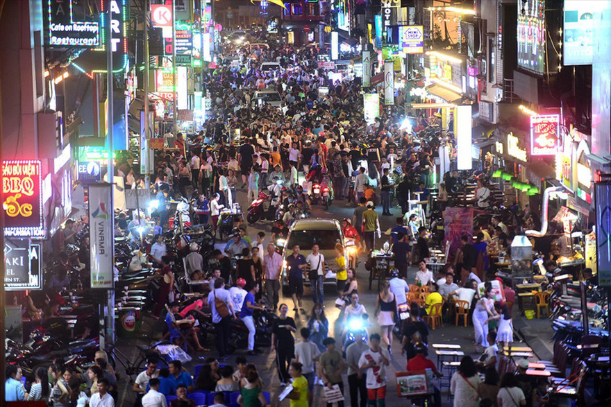 Phố đi bộ Bùi Viện (quận 1) trở thành “phố ăn nhậu”
