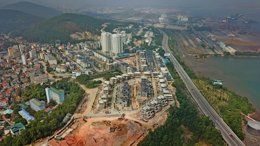 Dự án Phoenix Legend Hạ Long (phường Bãi Cháy) vẫn đang được xây dựng đã rao bán rầm rộ 