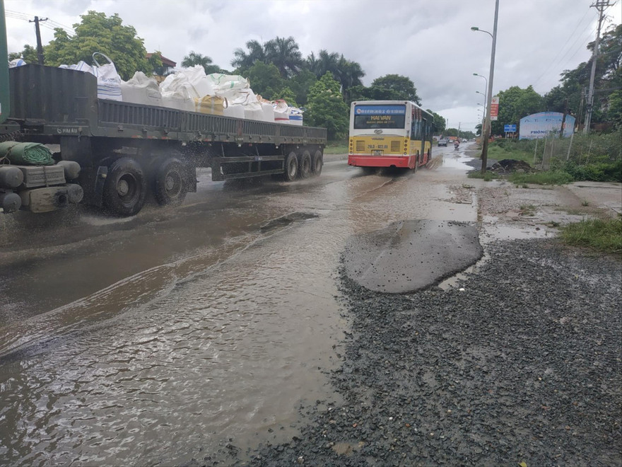 Đoạn đường bong tróc, cứ mưa là ngập gây tai nạn chết người lâu nay chưa được sửa chữa 