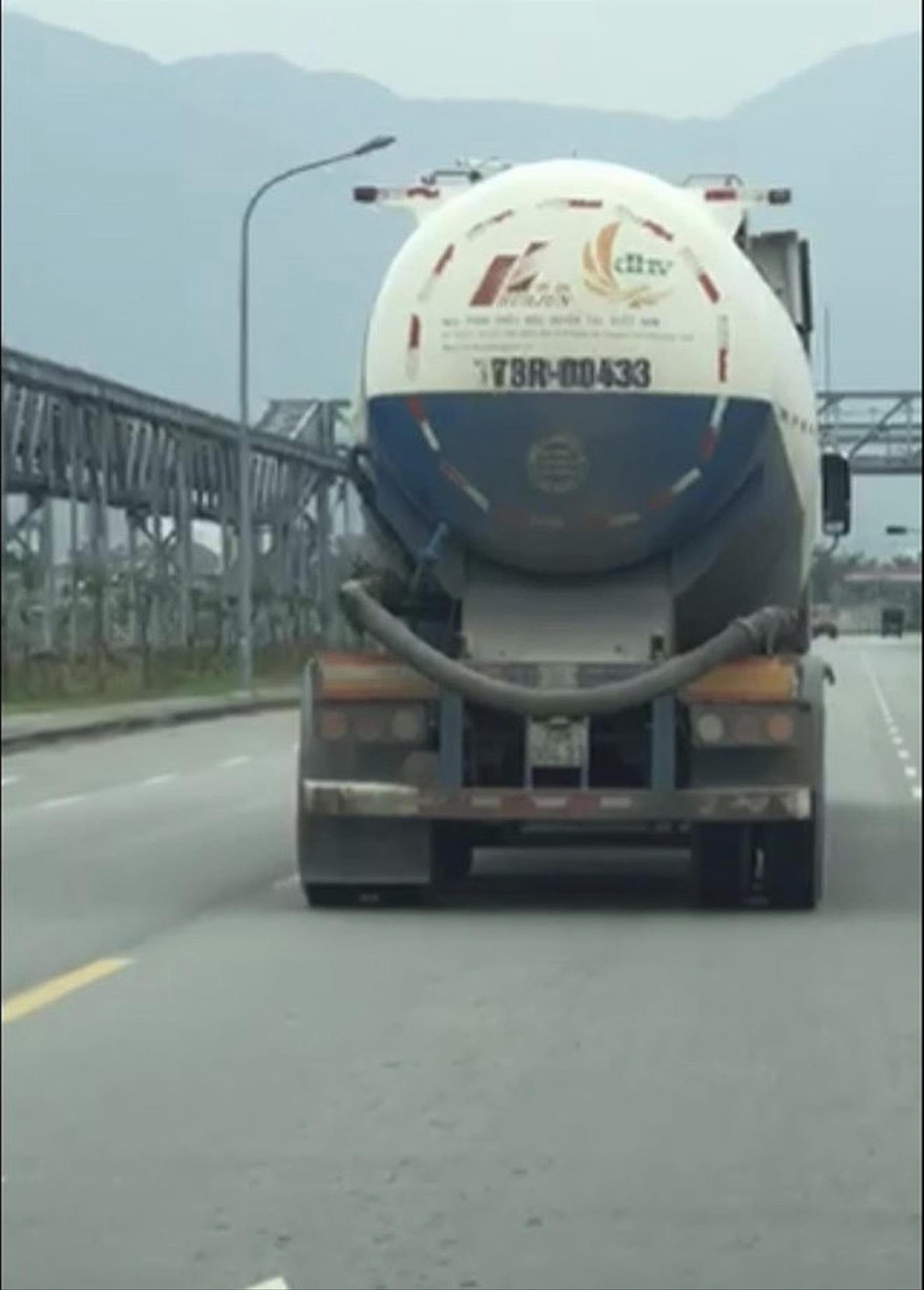 Xe bồn vào Formosa chở chất thải đi bán 