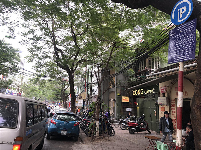 Có bảng niêm yết giá nhưng những ngày qua, nhân viên điểm trông xe ô tô của Cty Anh Duy trên phố Thái Phiên vẫn thu 50.000 đồng/lượt (gấp đôi giá quy định) và không đưa vé