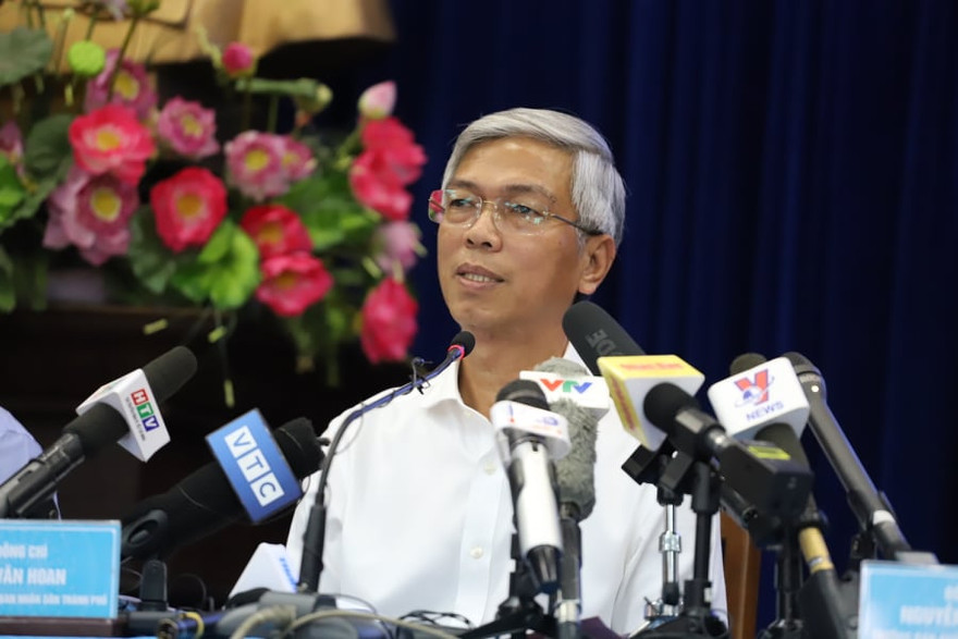 Phó Chủ tịch UBND TPHCM Võ Văn Hoan chủ trì họp báo. Ảnh: Văn Minh