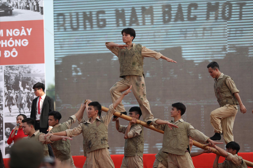 Ký ức mùa thu của những nhân chứng tiến về tiếp quản Thủ đô. Ảnh: MẠNH THẮNG 