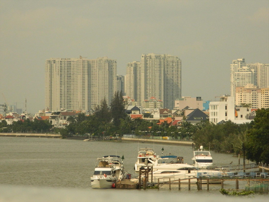 Bờ sông cũng được nhiều đơn vị, cá nhân sử dụng để làm bến du thuyền, bến thủy nội địa... Ảnh: Huy Thịnh