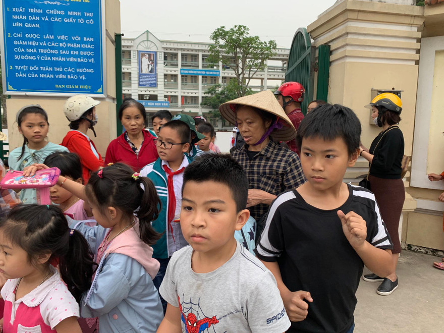 Nhiều phụ huynh đón con về, không ăn bán trú ngày 5/4 