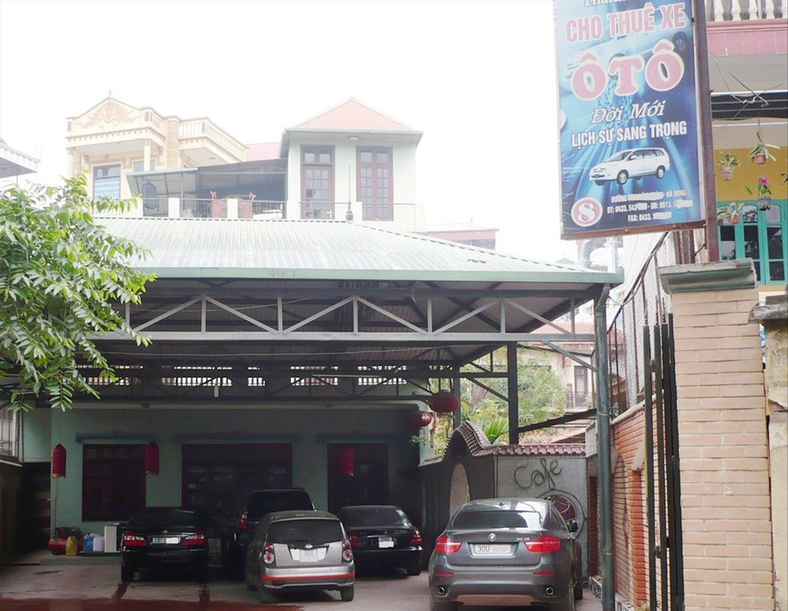 Một đại lý cho thuê ô tô tự lái tại Văn Quán (Hà Đông) ngày 22/4 thông báo hết xe cho thuê dịp 30/4. Ảnh: A.Trọng 