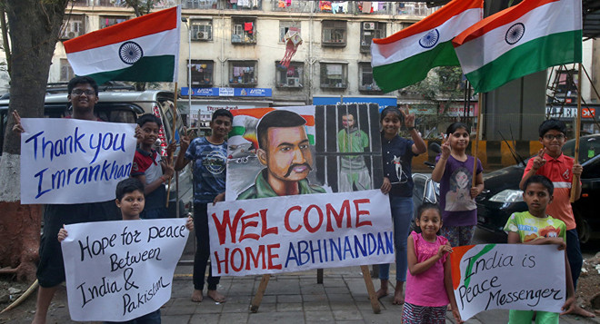 Trẻ em giăng biểu ngữ tại Mumbai, Ấn Độ, sau khi thủ tướng Pakistan Imram Khan nói nước này sẽ phóng thích viên phi công Ấn Độ. Ảnh: Sputnik 