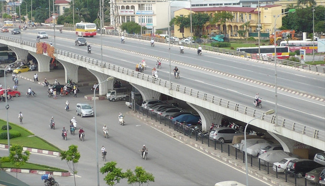 Trông giữ ô tô tại gầm cầu Mai Dịch. Ảnh: T.Đ 