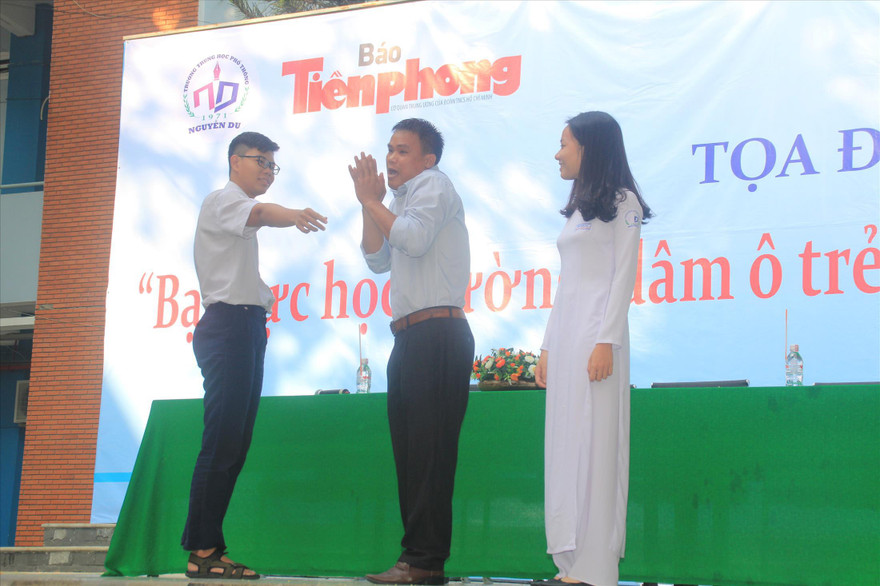 Võ sư Trần Trung Sơn hướng dẫn một số tư thế phòng vệ trước các hành vi dâm ô 