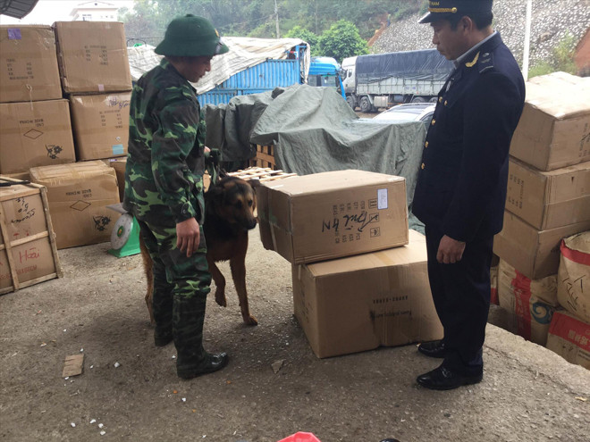 Kiểm tra hàng Trung Quốc nhập vào Lạng Sơn. ảnh: Duy Chiến 