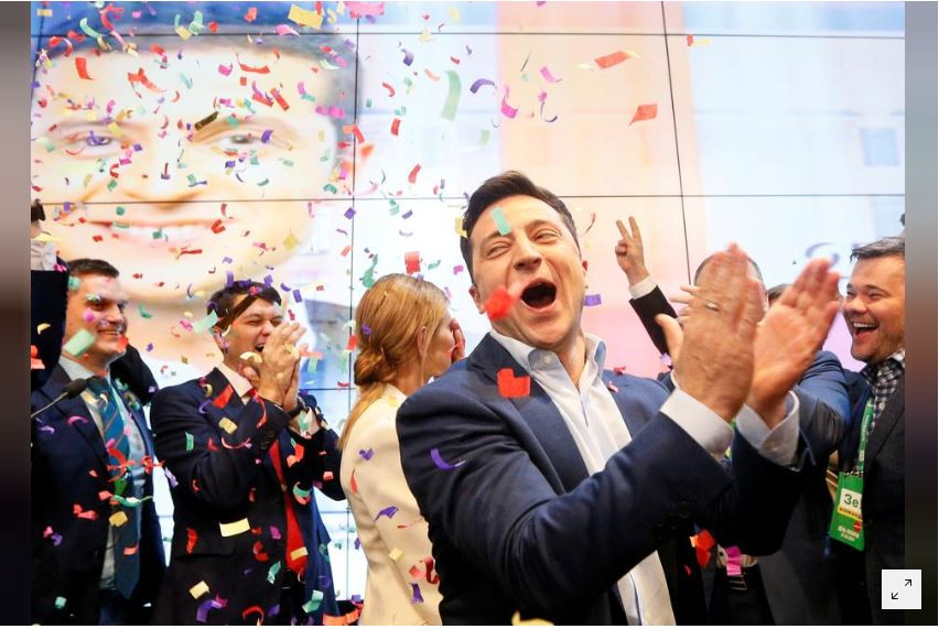 Ông Zelenskiy vui mừng khi nghe thông báo về kết quả kiểm phiếu hôm 21/4 tại Kiev. ảnh: Reuters 