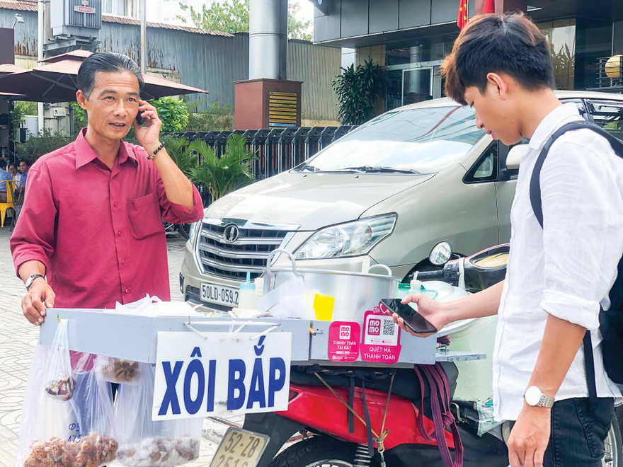 Mua gói xôi giá 12.000 đồng, quẹt thẻ 1 giây là xong