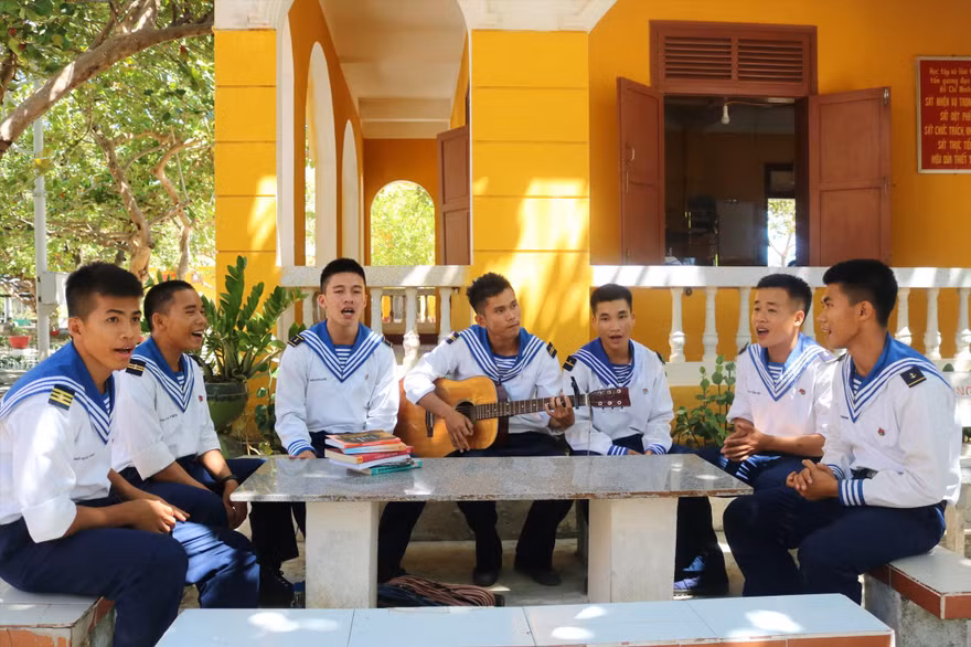 Niềm vui trong giờ nghỉ của chiến sĩ trẻ trên đảo An Bang. Ảnh: H.S