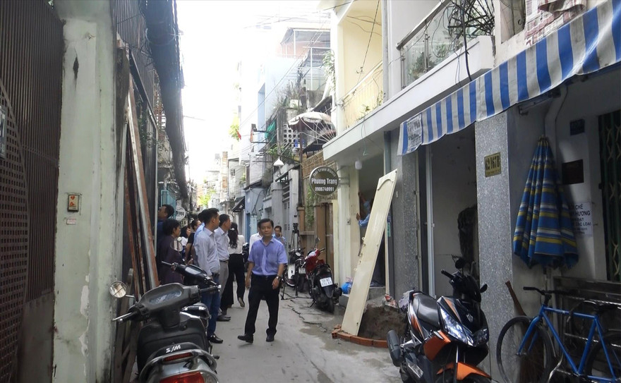 Con hẻm chật hẹp sẽ được mở rộng lên 6m nhờ người dân hiến đất Ảnh: Ngô Bình 