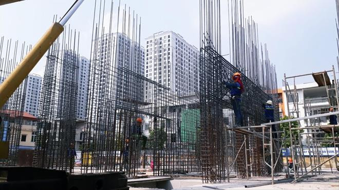 Dự án Amber Riversider (622 Minh Khai, Hà Nội) với đủ lời chào mời về suất ngoại giao trong khi chủ đầu tư vẫn còn nhiều căn hộ chưa bán được. Ảnh: Ng.M 