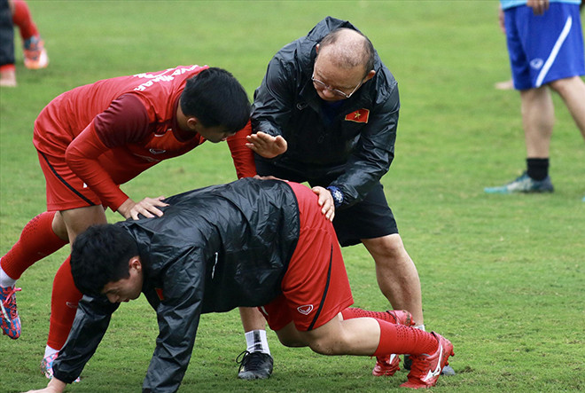 HLV Park Hang - seo hướng dẫn các cầu thủ các bài tập nâng cao thể lực. ảnh: VSI 