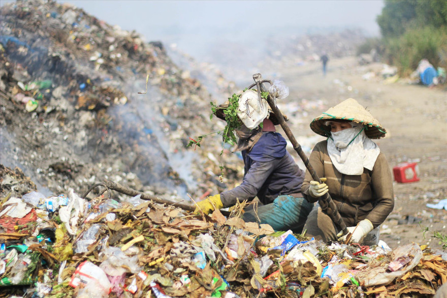  "Bãi rác "khủng ngày càng phình to bên cạnh nhà máy xử lý rác thải.