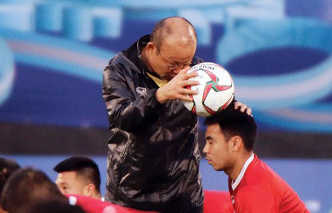 HLV Park Hang Seo hướng dẫn từng động tác cho cầu thủ trong buổi tập trước trận ra quân tại Asian cup 2019. ảnh: ĐOÀN NHẬT 