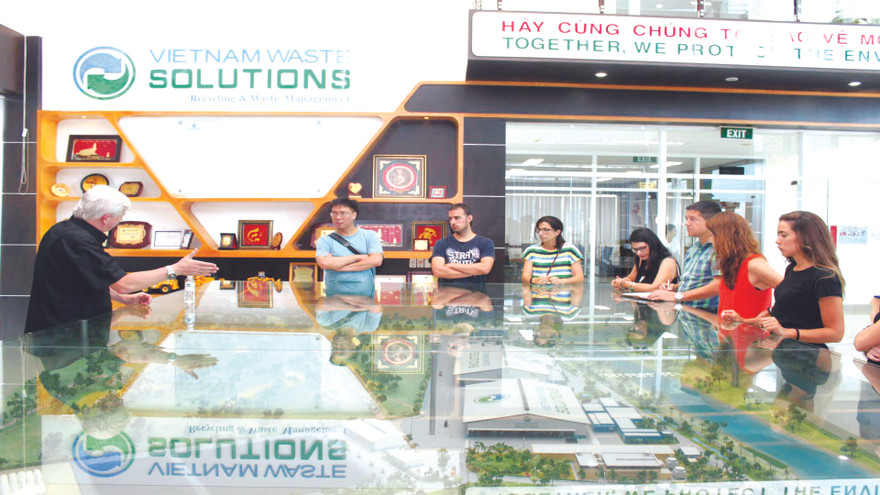 Ông Kevin Moore giới thiệu về dự án Khu liên hiệp xử lý chất thải Đa Phước cho các đoàn khách tham quan