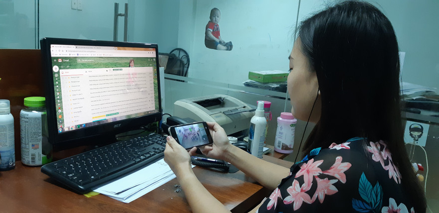 Nhiều phụ huynh đi làm vẫn “bám” màn hình điện thoại để xem con ở lớp 