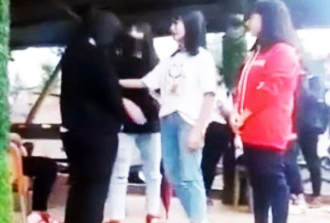 Nữ sinh lớp 8 bị 3 học sinh chặn đường, tát 19 cái 