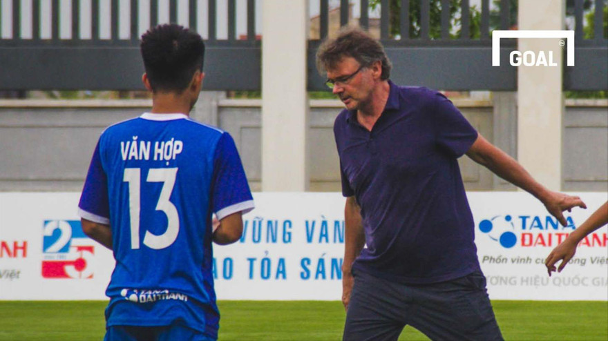 HLV Philippe Troussier ảnh: GOAL