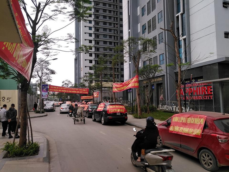 Cư dân Goldmark City 136 Hồ Tùng Mậu căng băng rôn phản đối chủ đầu tư Việt Hân gian dối nhiều lần