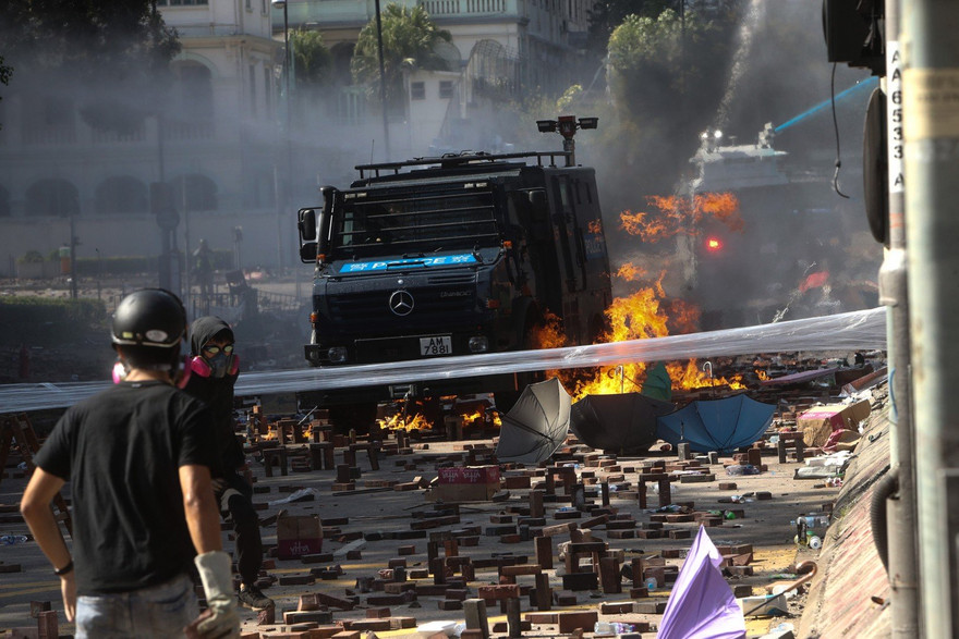 Cảnh hỗn loạn gần Đại học Bách khoa Hong Kong Ảnh: SCMP