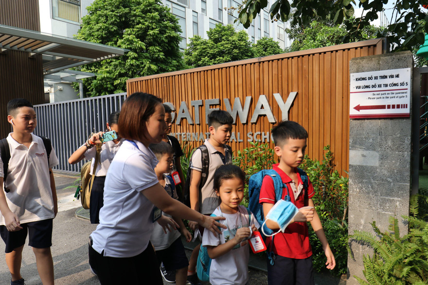 Người dân còn phải là những phụ huynh thông minh trong việc lựa chọn trường cho con Ảnh: Nghiêm Huê 