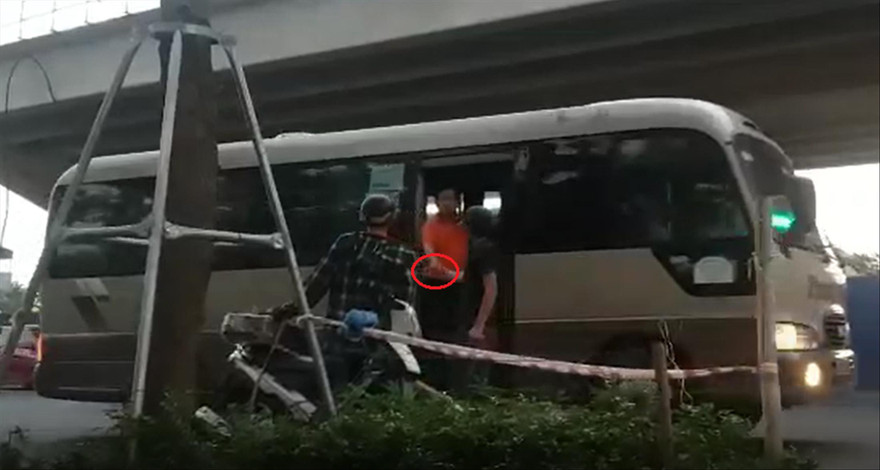 Người đàn ông trung tuổi thu mỗi nhà xe khách 10.000 đồng/lượt 