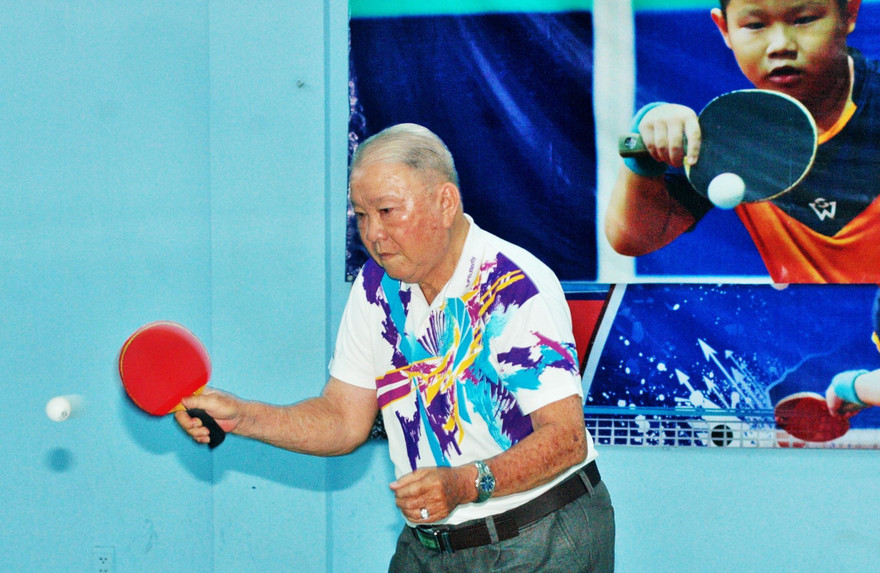 Tuổi ngoài 80 nhưng bác Tiết vẫn chơi bóng mỗi ngày. Ảnh: Trần Nguyên anh