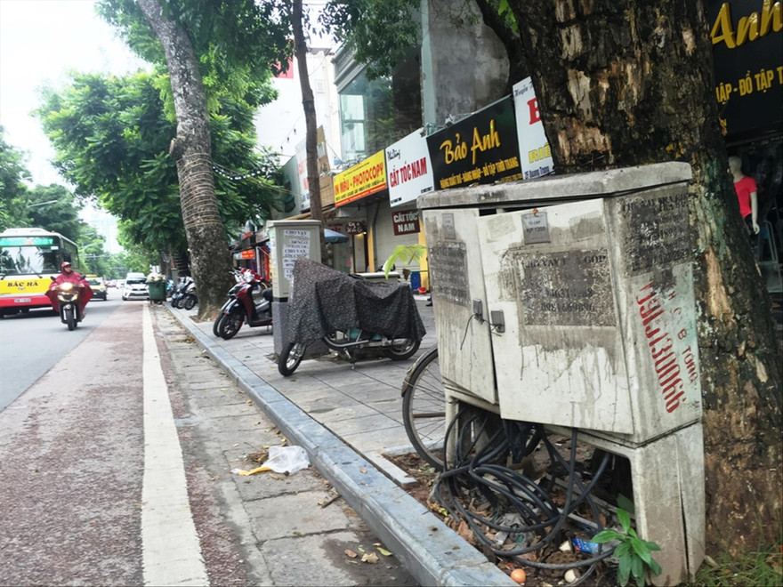 Tủ điện trên đường Trần Phú (Hà Đông) bị hỏng, dây điện lòi ra ngoà. iẢnh: Võ Hóa
