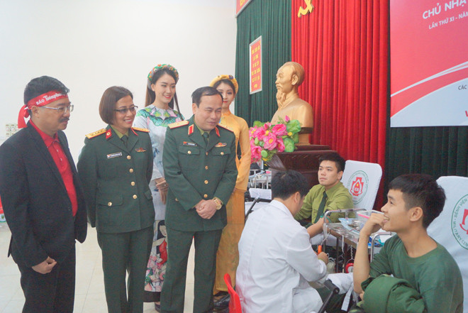 Lãnh đạo Học viện Hậu cần, Bệnh viện Trung ương Quân đội 108 và báo Tiền Phong trò chuyện với đoàn viên thanh niên Học viện tham gia ngày Chủ nhật Đỏ lần thứ XI - 2019. Ảnh: Nguyễn Minh 