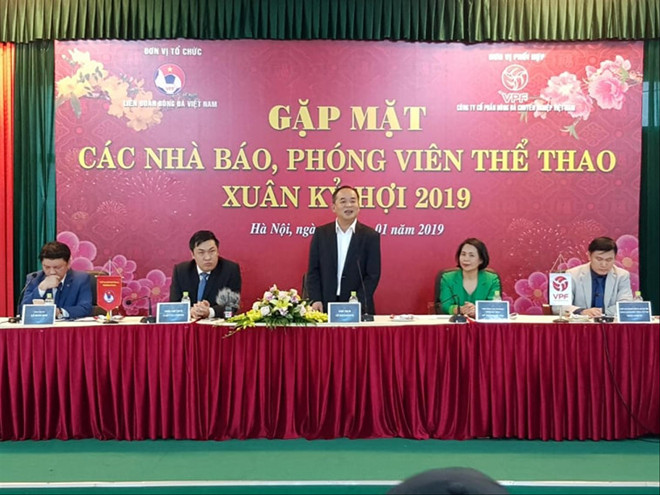 Thứ trưởng Bộ VH-TT&DL, tân chủ tịch VFF Lê Khánh Hải trả lời báo chí trong cuộc gặp mặt chiều 14/1/2019. Ảnh: PT 