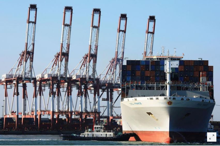 Hàng hóa xuất khẩu tại một cảng ở Thanh Đảo, Sơn Đông, Trung Quốc ảnh: Reuters 