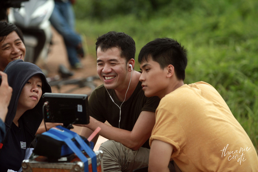 Trịnh Đình Lê Minh (thứ hai từ phải sang) trên trường quay Ảnh: nhân vật cung cấp 