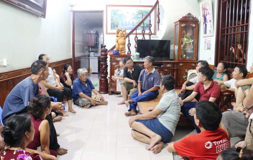 Người dân Tiến Thủy quây quần hỏi thăm thuyền viên may mắn sống sót trở về với gia đình