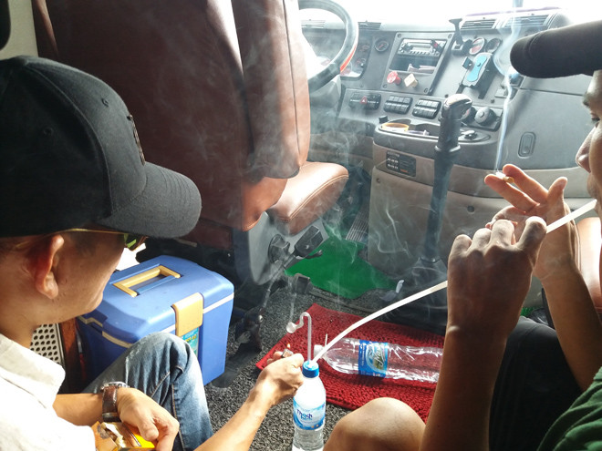 Tài xế chơi ma túy ngay trên xe ô tô. Ảnh: T.S