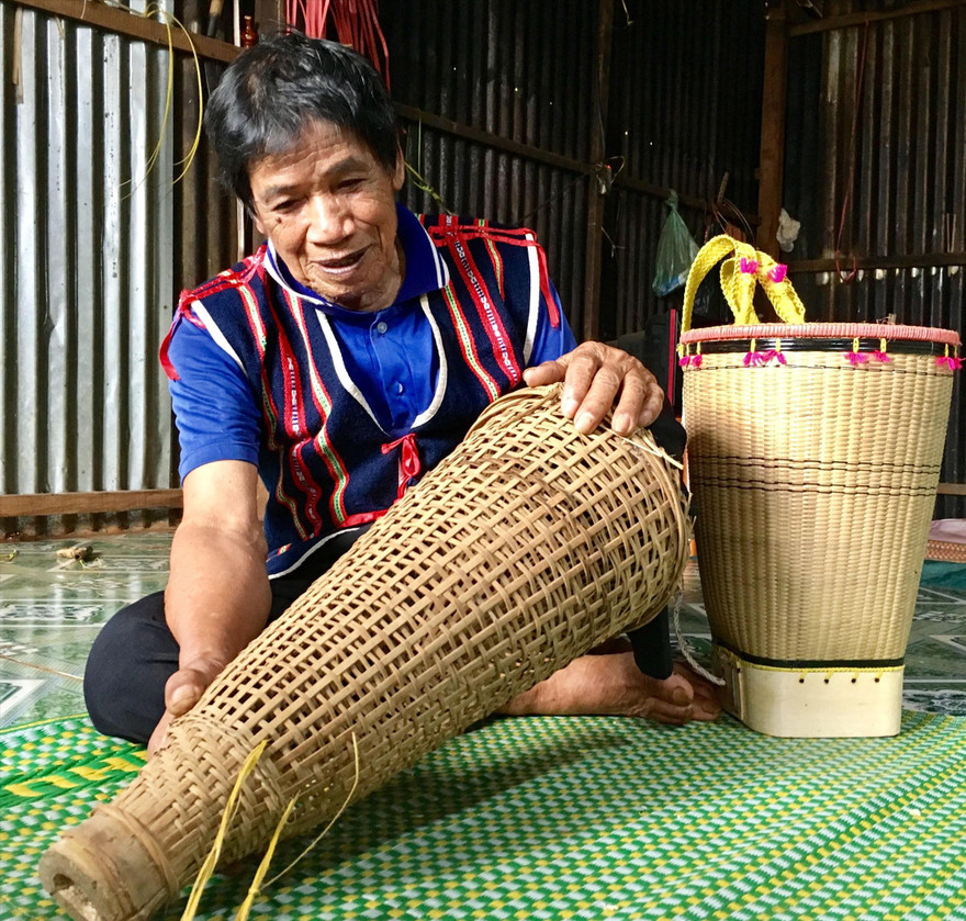 Già Dach vừa đan gùi, đơm, vừa hát sử thi