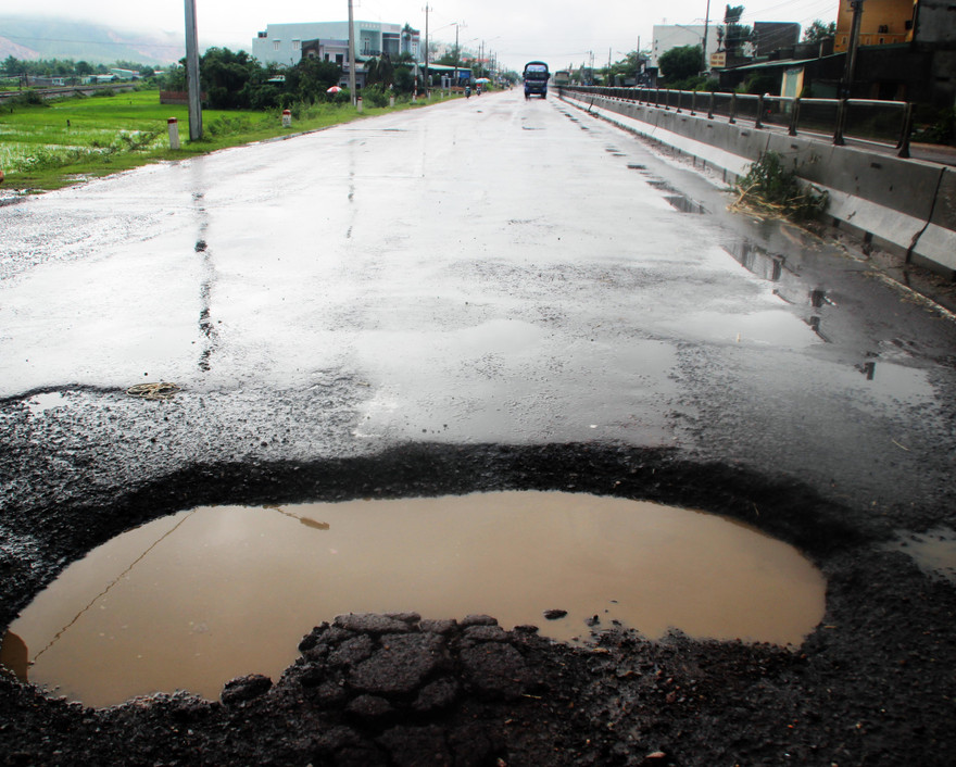 Quỹ bảo trì đường bộ không phát huy tác dụng khi chậm duy tu bảo dưỡng đường hư hỏng ảnh: hồng vĩnh