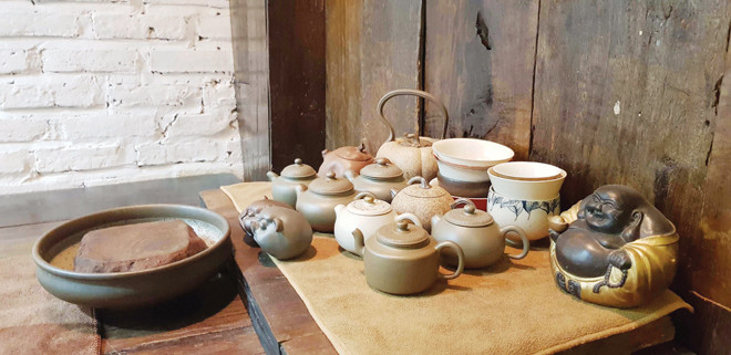 Những sản phẩm ấm đất của Trần Tú Quỳnh Ảnh: KIẾN NGHĨA