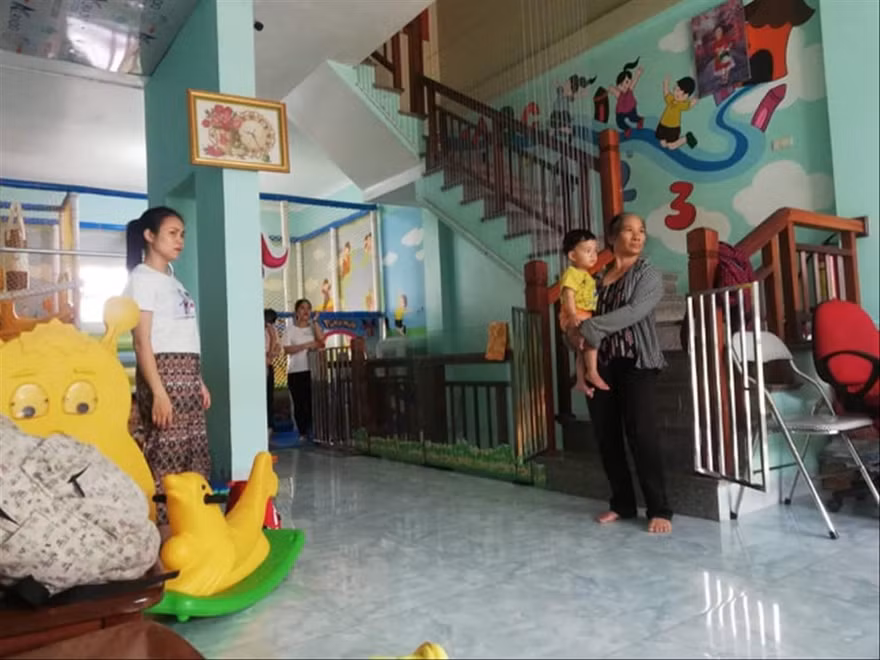 Phụ huynh đón trẻ về trong ngày 16/9 