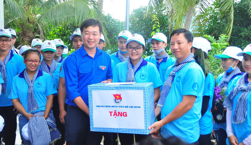 Bí thư thứ nhất T.Ư Đoàn Lê Quốc Phong tặng quà động viên các chiến sĩ Mùa hè xanh ở Bạc Liêu Ảnh: Hòa Hội 