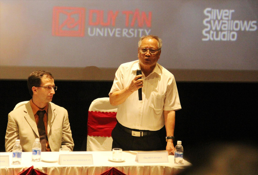 Nguyên phi công Đoàn không quân Sao đỏ - ông Nguyễn Văn Quỳ xúc động khi xem bộ phim về cuộc giao tranh trên bầu trời cách đây hơn nửa thế kỷ. Ảnh: Thanh Trần