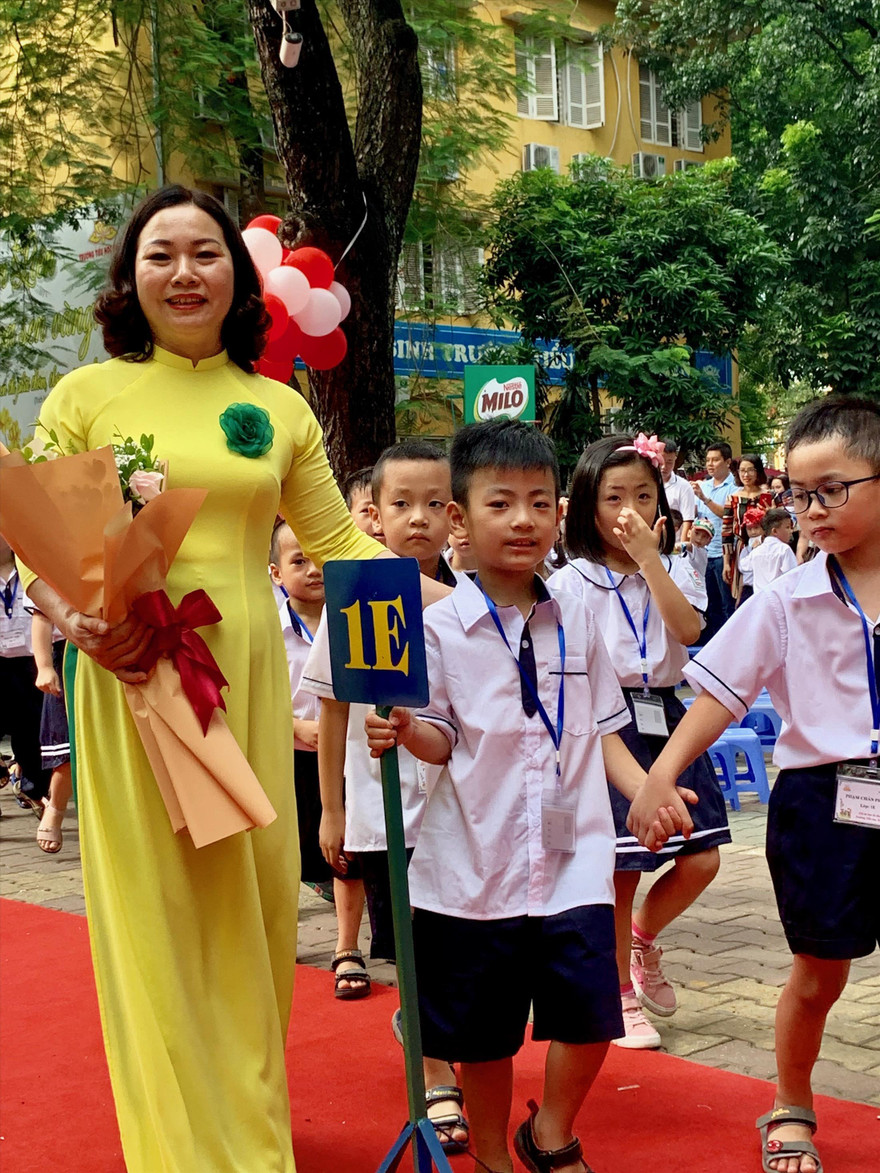 Giáo viên và học sinh Trường tiểu học Kim Liên (Hà Nội) trong ngày hội đón học sinh lớp 1 