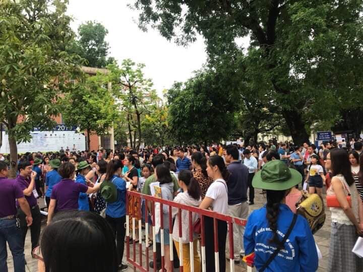 Quang cảnh trước cổng trường THCS Ngoại ngữ sáng 1/6 